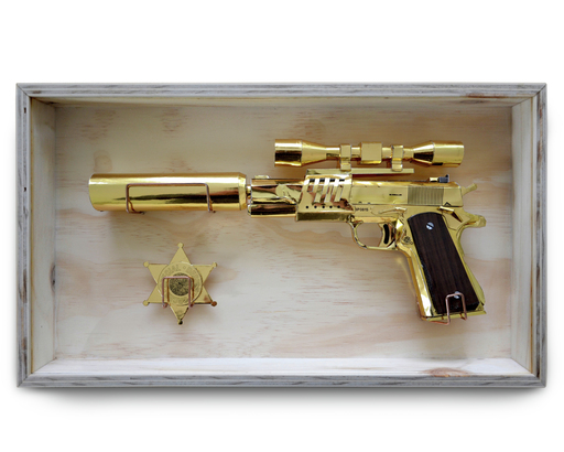 A present I made for a friend a while ago, a golden paper-replica of the “Colt M1911” and a Sheriff star in a frame 🔫 The Colt is originally designed by Julescrafter from [paper-replika](http://www.paper-replika.com) 💥