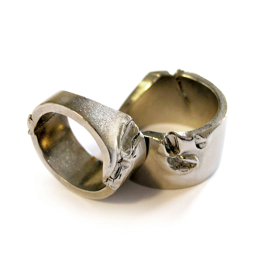 For a moment of extreme anger that must be self-restrained. A set of two bitten rings as a reminder of rage that needs to be released immediately.
(silver | h:2.2 w:2.2 d:1 cm)
