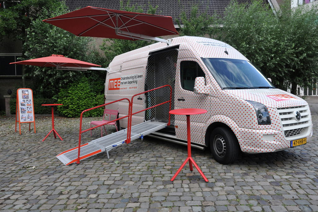 MEE-UGV is an organization that offers guidance and gives information to people with disabilities and domestic problems. The information center has two consultants on board and goes to market squares and town centers in and around the region of Utrecht. This way MEE can reach more people that are in need of help, people that do not know about the organization or people that are not able to go to the main office in the city.
