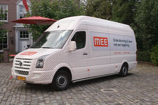 We were asked to come up with a concept that fits the organizations needs: a mobile information center that is easily noticed at crowded areas with a system that can be installed at almost any location. The combination of an inviting exterior and a selection of durable materials and products give the information center an extraordinary appearance and makes it a comfortable environment.
